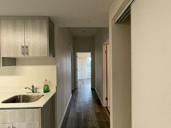 5th image of 246 Lester St #709