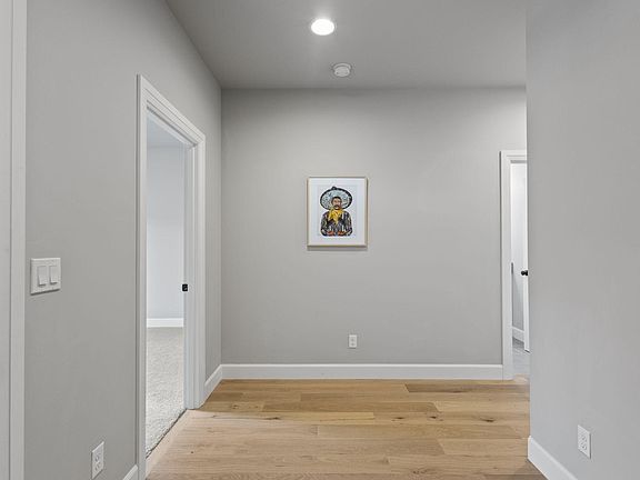 4th image of 385 SE Sumner Dr