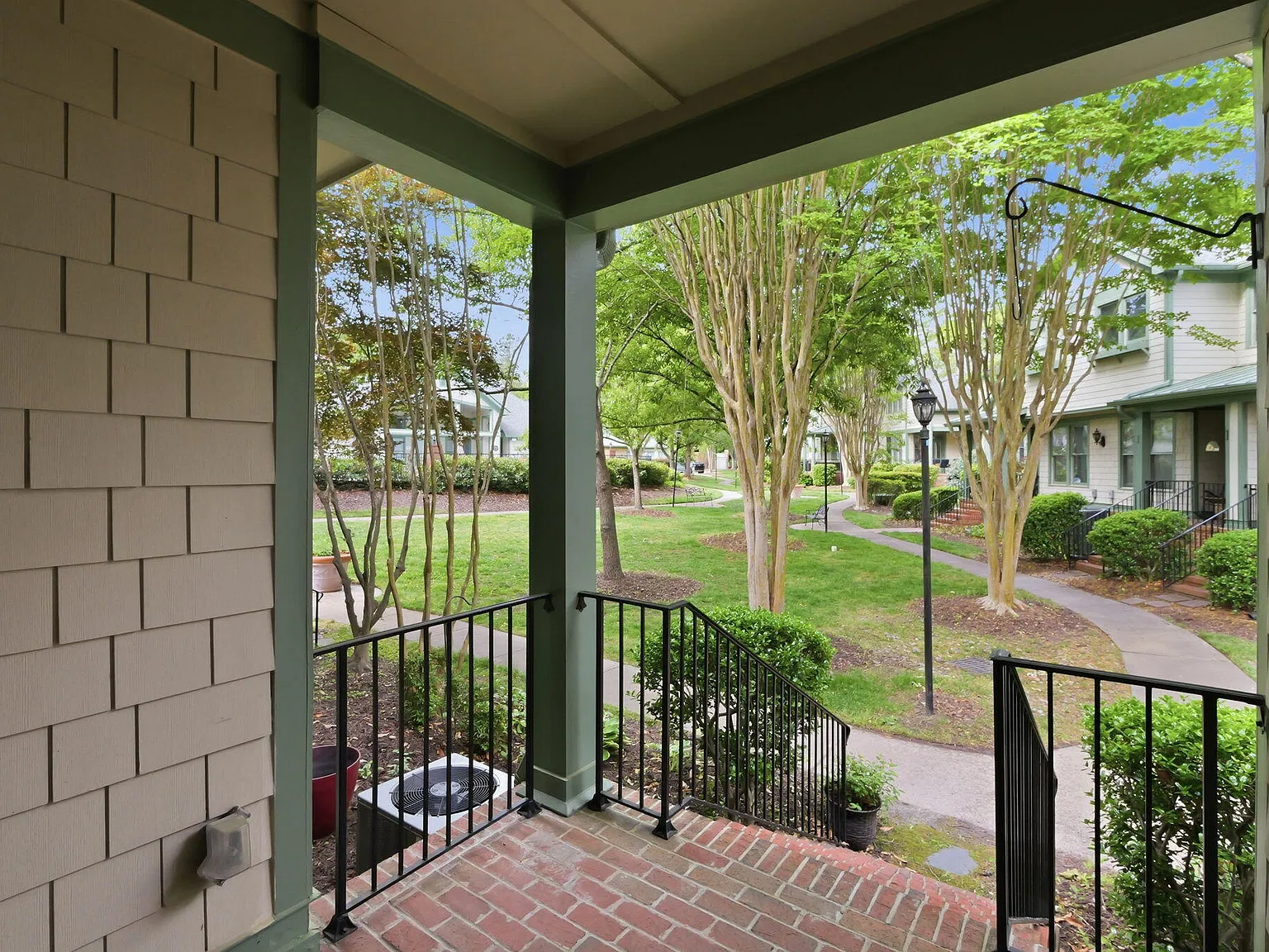 2 bed, 2.5 bath, 1709 sqft, $2,400 — Photo 4