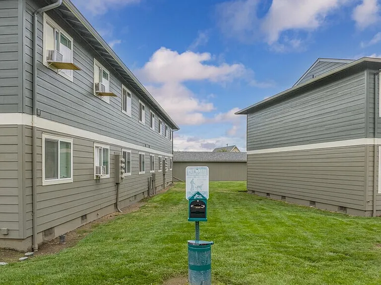 Brighton Park East Apartments — Photo 20
