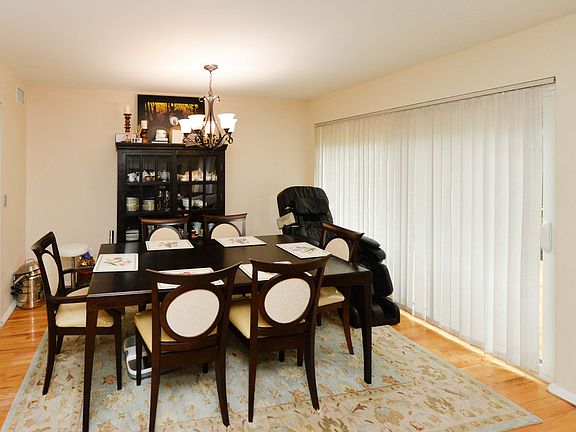 4th image of 102 Holiday Ln