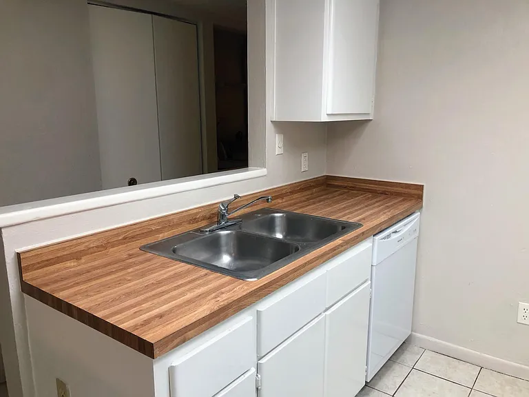 2508 SW 35th Pl #B8 — Photo 16