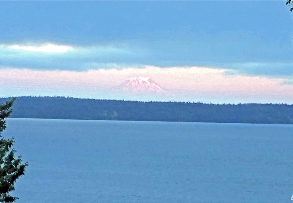 Mt Rainier is the Jewel of this South Eastern exposure.