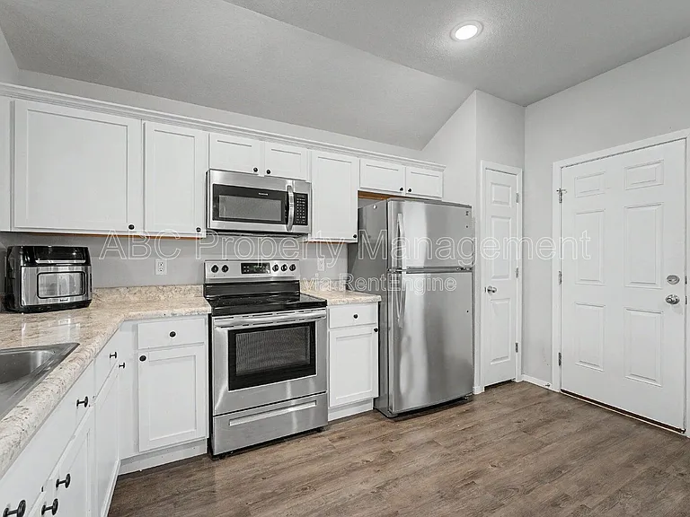 946 E Sparrow Cir — Photo 2