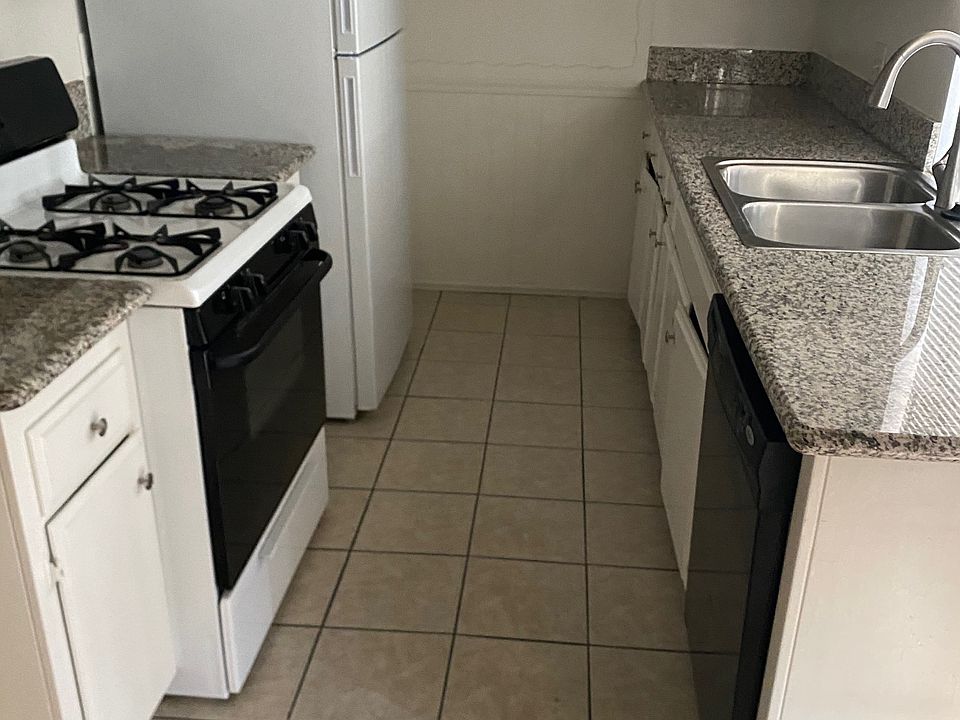 Kitchen: Fridge, Oven, Dishwasher