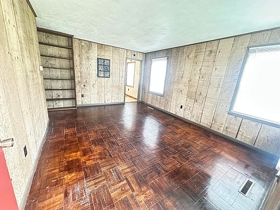 3rd image of 935 Lorine Ln
