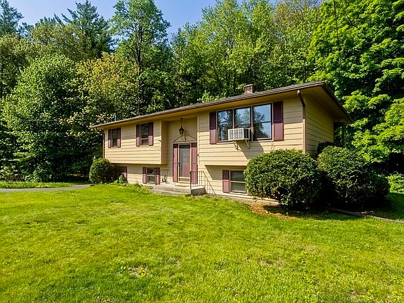 3rd image of 6 Pine Wood Dr
