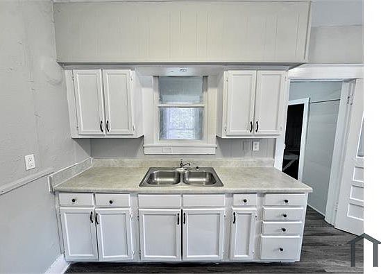 5th image of 2335 Boyle Ave