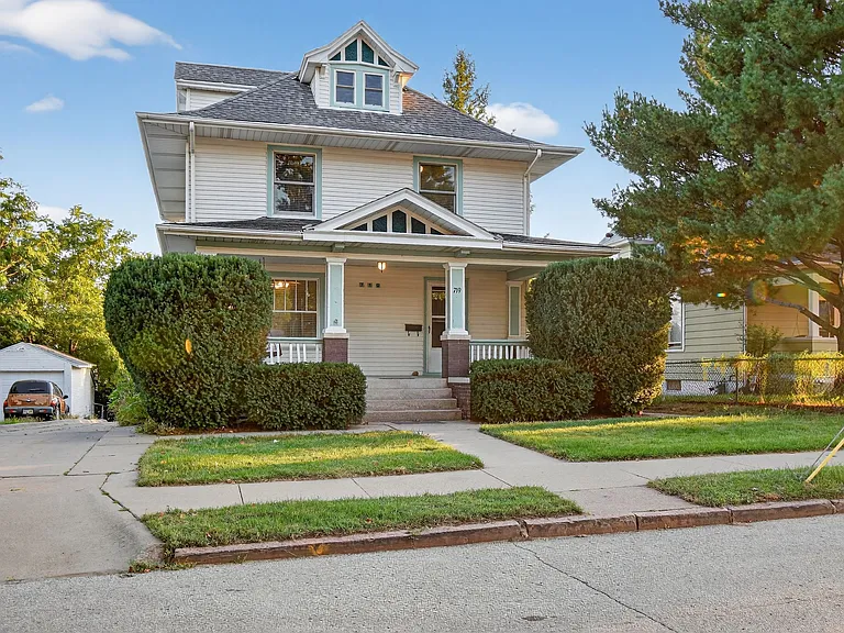719 Pine St — Photo 1