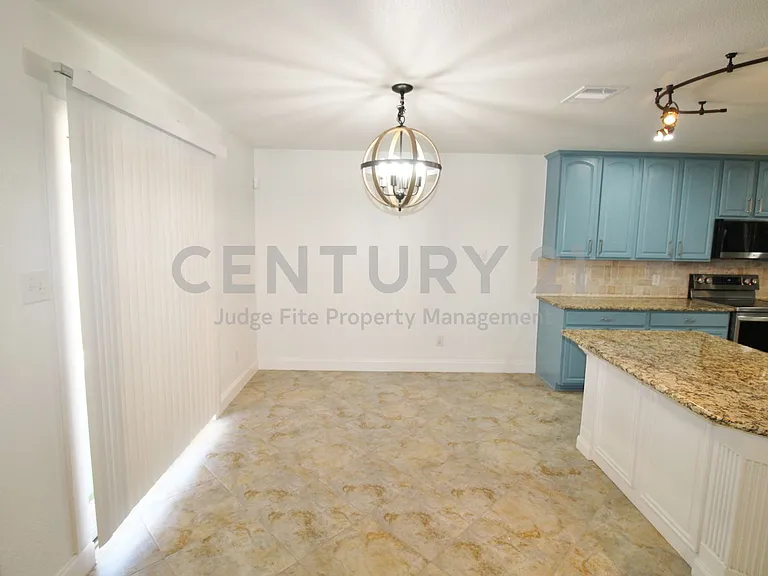 928 Oakcrest Dr — Photo 13