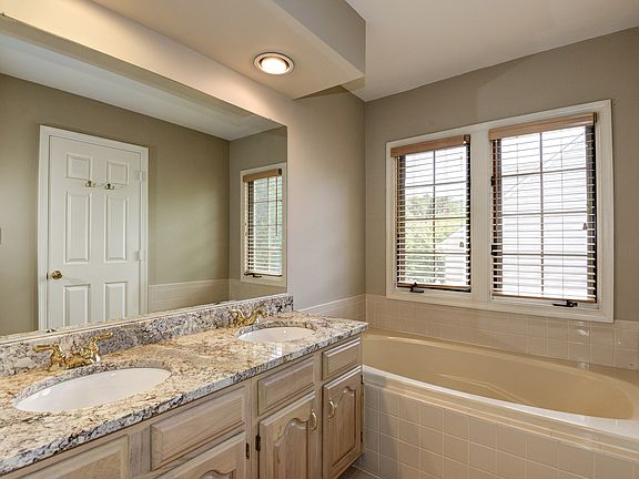 3rd image of 9120 Silver Pointe Way