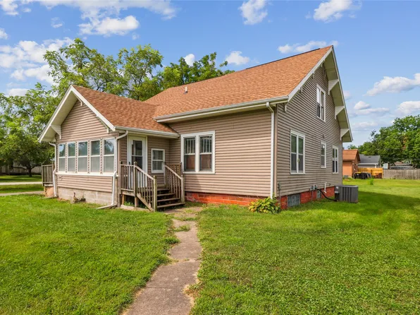 540 7th St, Waukee, IA 50263