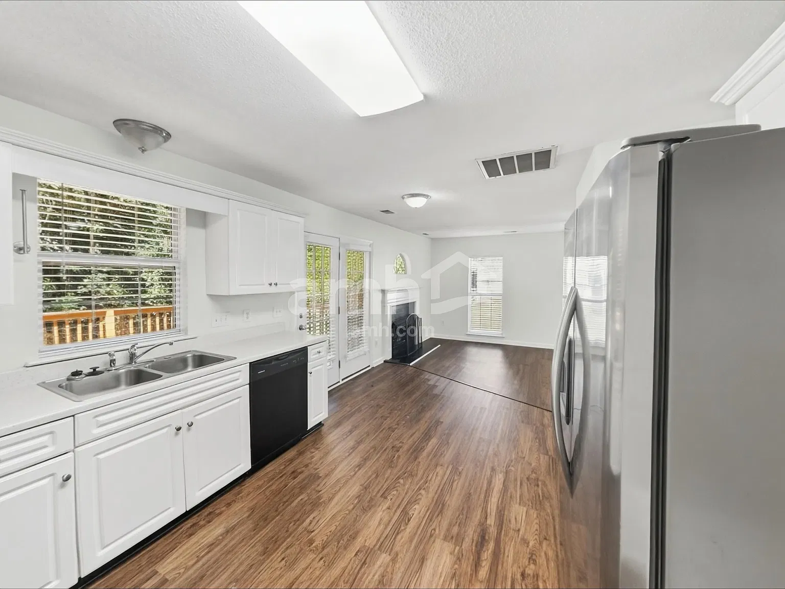 3 bed, 2.5 bath, 1738 sqft, $2,180 — Photo 4