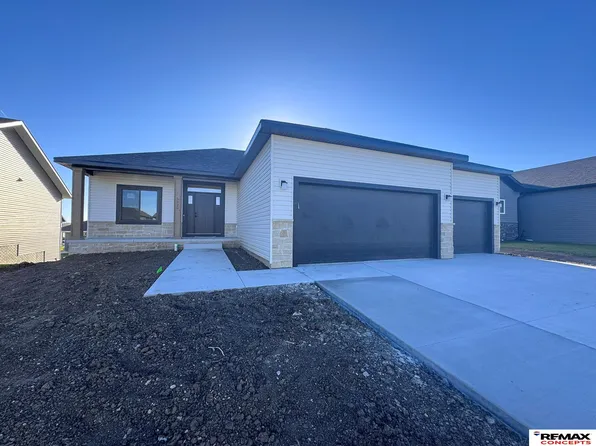 5920 SW Sierra Madre Dr, Lincoln, NE 68523