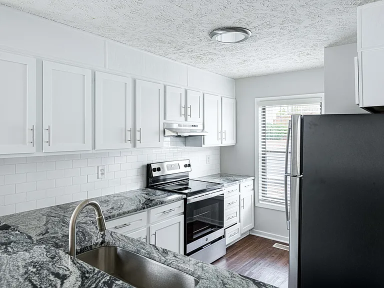 Lakehurst Apartments — Photo 6