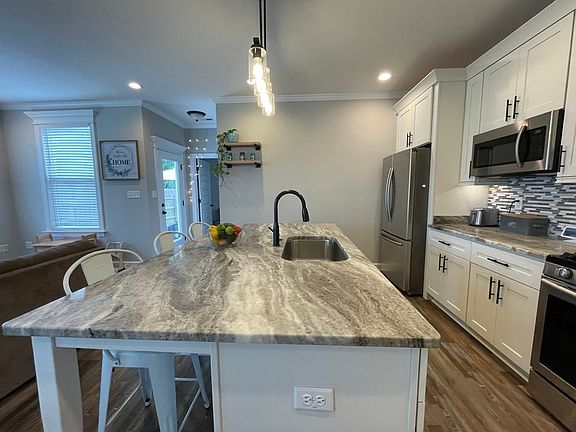 5th image of 70 Parkview Ave