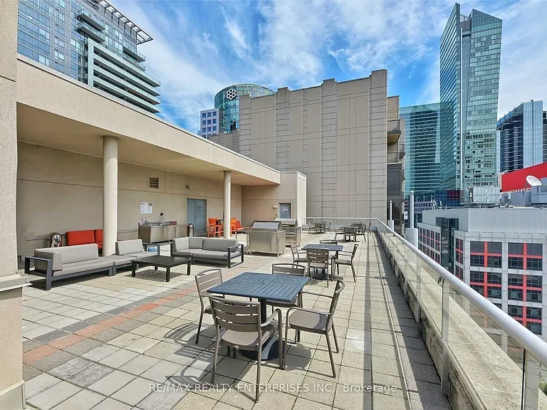 250 Wellington St W #436 — Photo 38