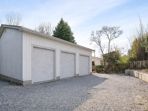 2nd image of 7489 Maple St