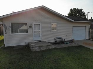 806 Cedar St, Victoria, KS 67671