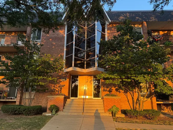 1060 Mill St APT 211, Naperville, IL 60563