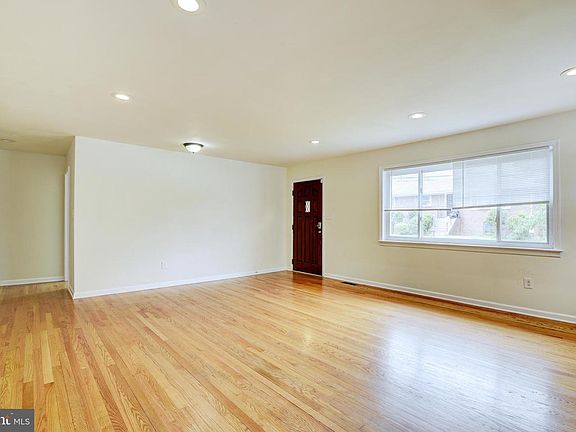 4th image of 1004 S Queen St