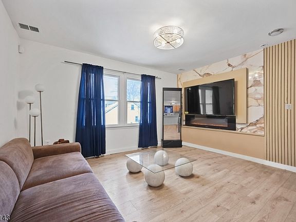 5th image of 28 Hoffman Pl