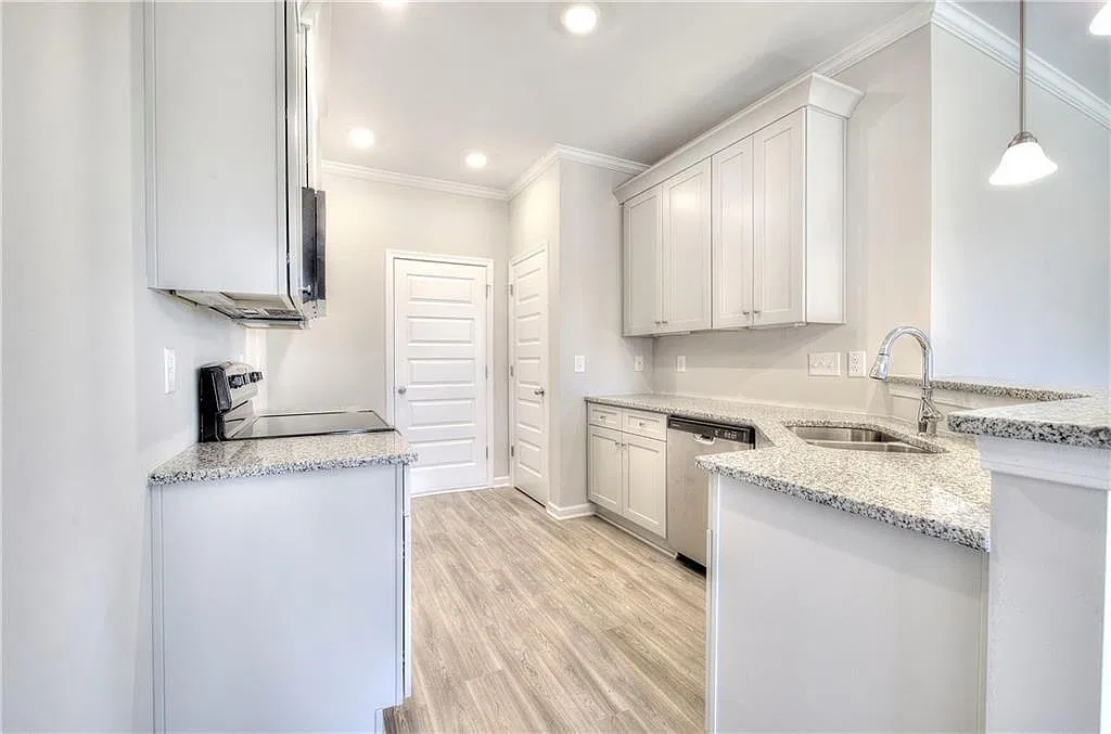 3 bed, 2.5 bath, 1665 sqft, $2,200 — Photo 3