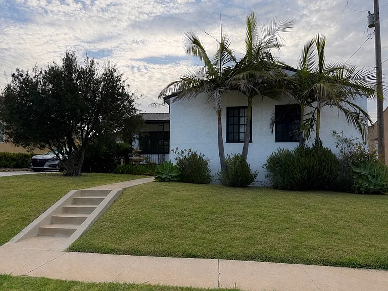 10916 S Wilton Pl — Photo 1