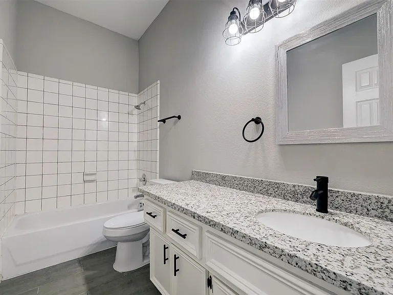 2116 Breezeway Ln — Photo 9