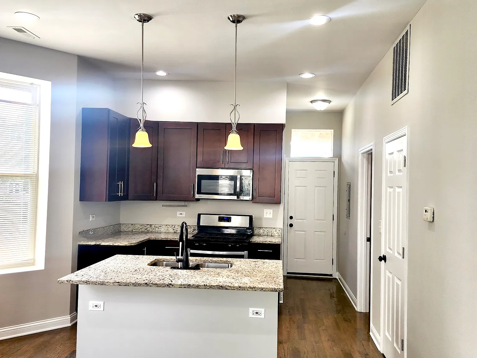2 bed, 940 sqft, $1,800 — Photo 2