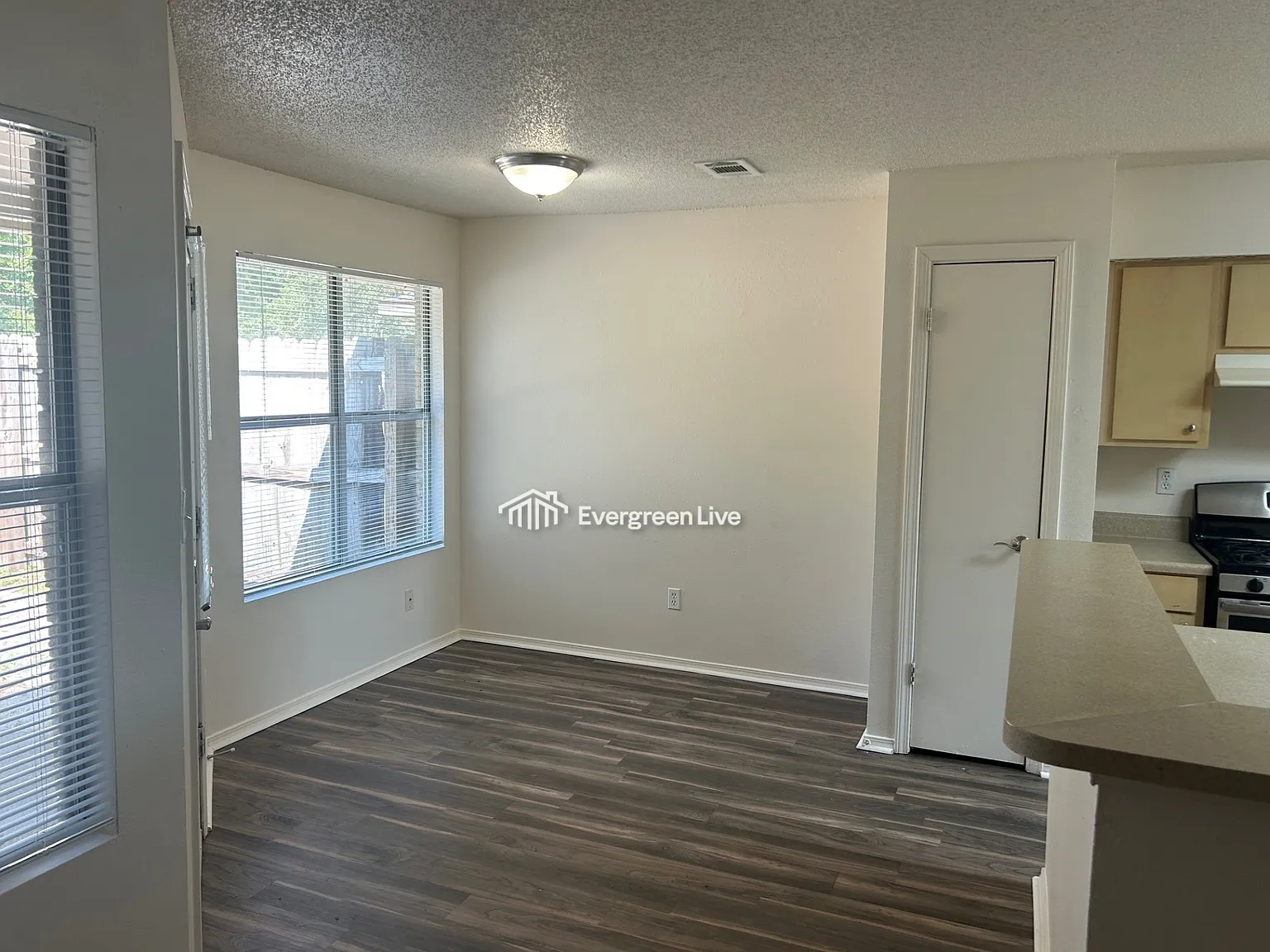 2 bed, 1.0 bath, 1249 sqft, $1,345 — Photo 3