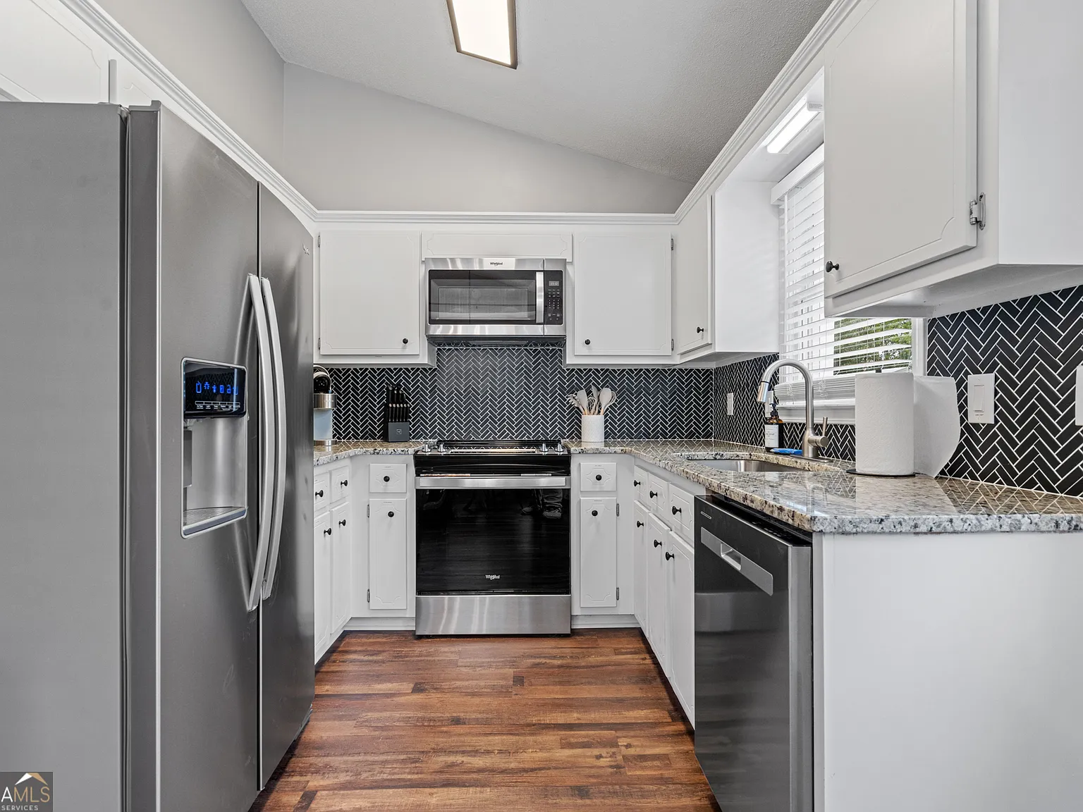 3 bed, 2.0 bath, $4,928 — Photo 4