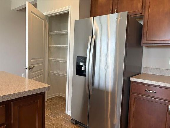 5th image of 582 Ivyland St