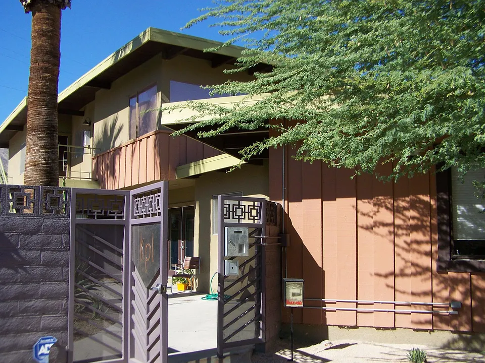2583 N Palm Canyon Dr #400