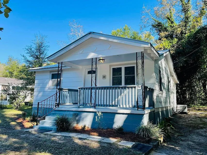 2 bed, 1.0 bath, 936 sqft, $1,200 — Photo 2
