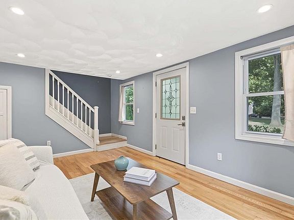 5th image of 40 Boyce Ave