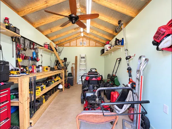 516 N Shirley St, Alvin, TX 77511
