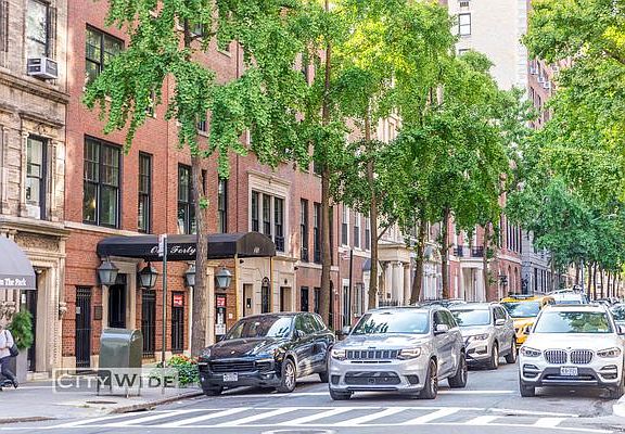 5th image of 147 E 72nd St APT 3F