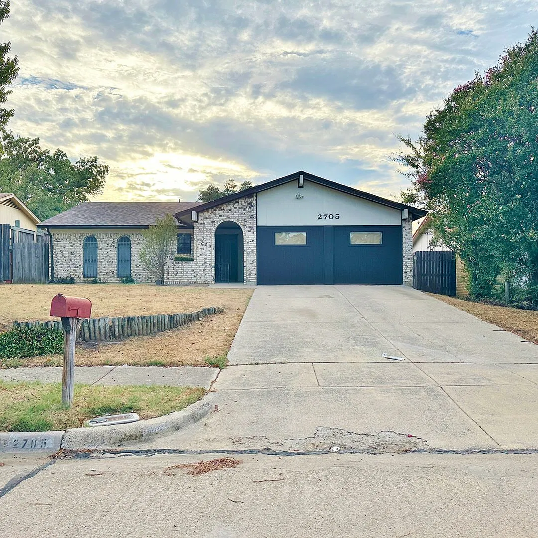 Well-Maintained 4/2 in Irving Ready For Immediate Move-In! — Photo 1
