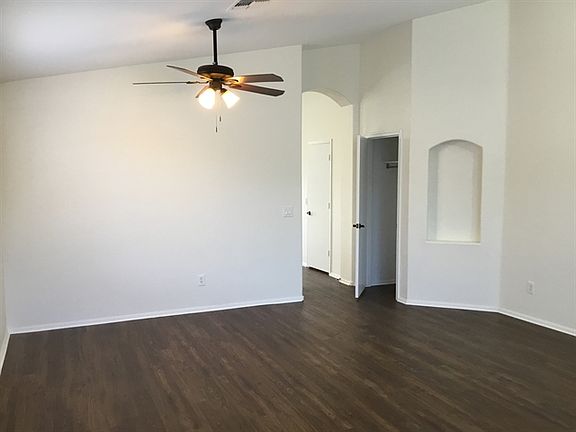 4th image of 16067 W Moreland St