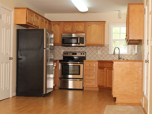 open, nice kitchen layout