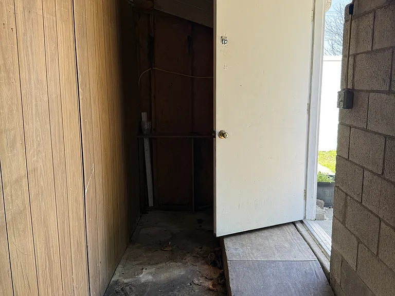 116 E 2nd St — Photo 22