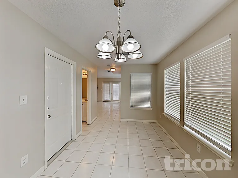 1050 Maclesby Ln — Photo 7