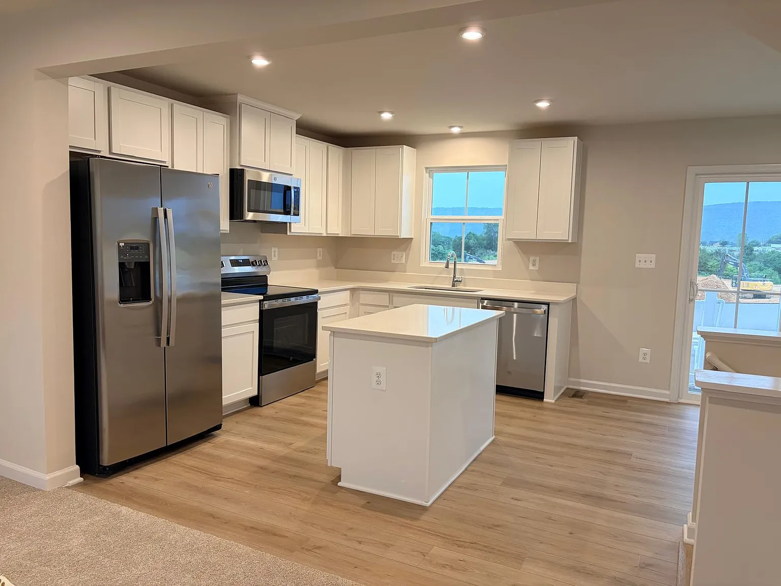 3 bed, 2.5 bath, 1220 sqft, $1,900 — Photo 4