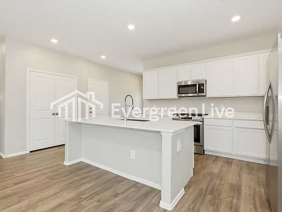 3rd image of 119 Southern Red Oak Ln