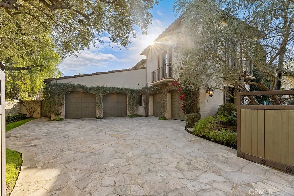 6 bed, 6.5 bath, 7921 sqft, $65,000 — Photo 3