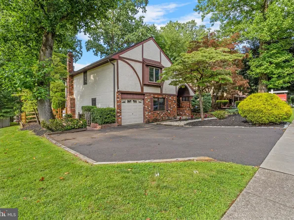825 Green Ridge Cir, Feasterville Trevose, PA 19053