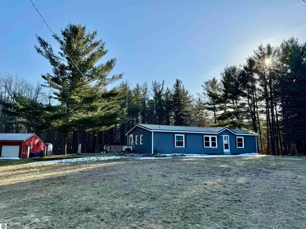 1151 W Wackerly Rd, Sanford, MI 48657