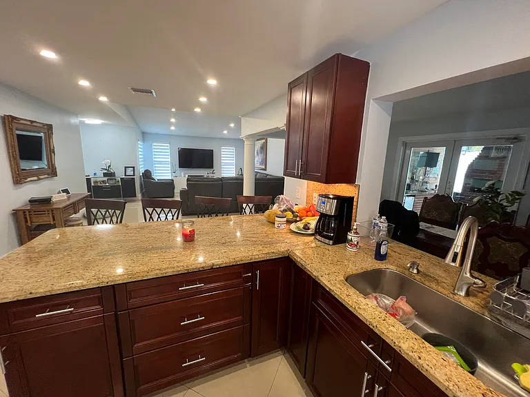 115 SW 34th Ave — Photo 18