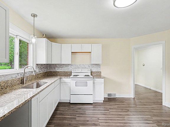 5th image of 1093 W Maple Ave